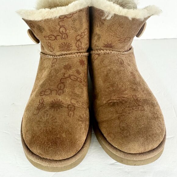 Ugg Mini Bailey Button Boot Womens Size 8 Logo Spellout Brown Monogram - Picture 5 of 11